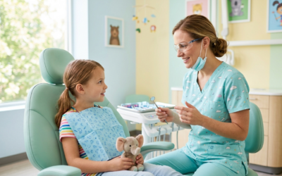 Odontopediatría en Viladecans: cuándo llevar a los niños al dentista